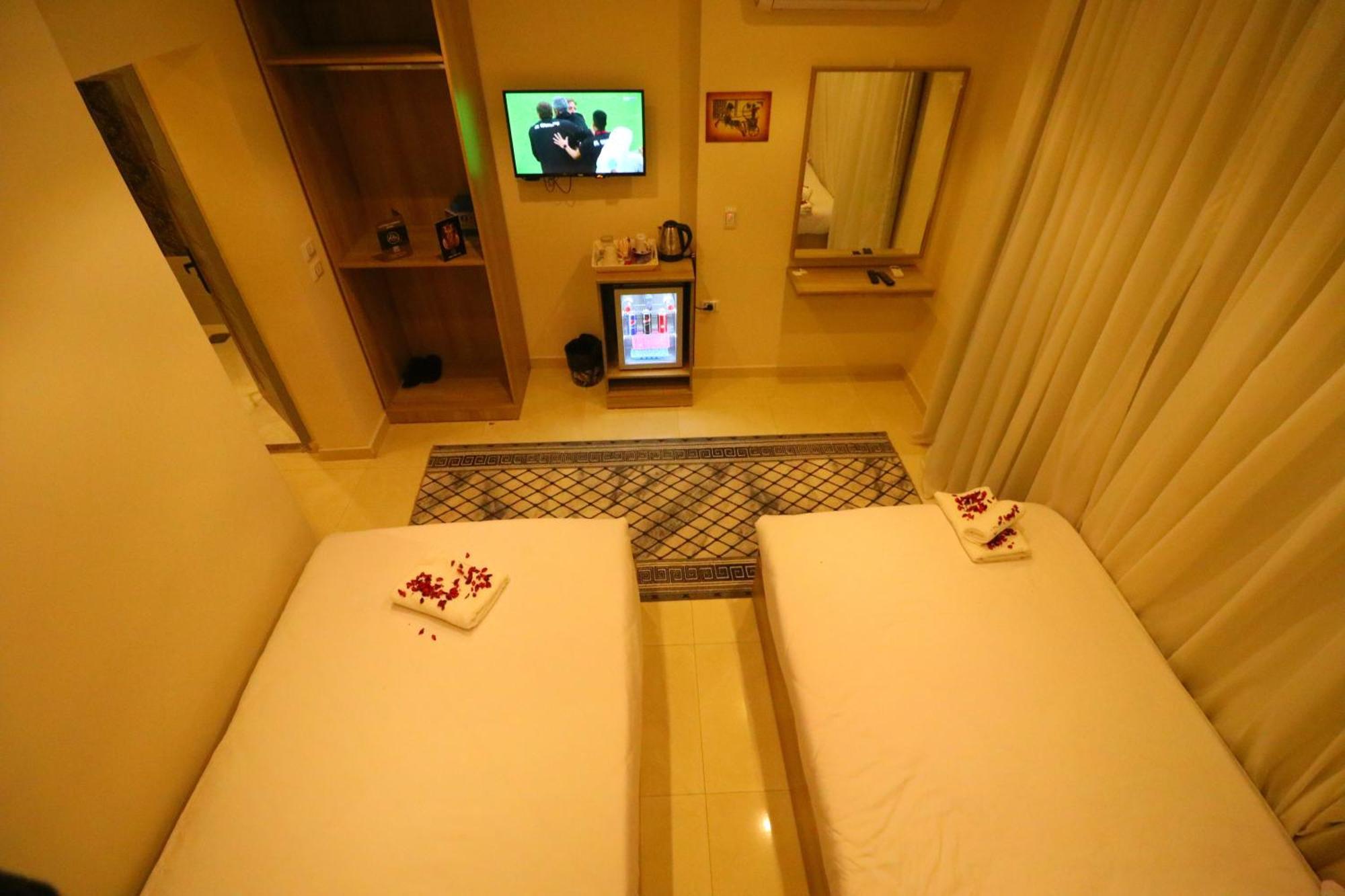 Locanda Pyramids Hotel Kafrat al Jabal Bagian luar foto